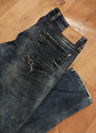 Стильные синие мужские джинсы с потёртостями рваные мужские джинсы с рваностями молодёжные мужские джинсы с дырками потертые мужские джинсы6 фото