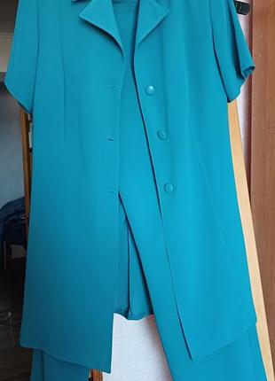 Жіночий брючний костюм