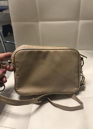 Стильная бежевая сумочка