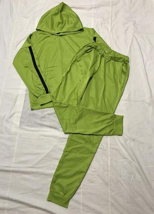 Женский спортивный костюм