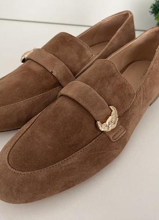 Лофери suede croissant pendant loafers dark beige / 405 фото