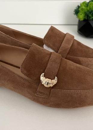 Лофери suede croissant pendant loafers dark beige / 406 фото