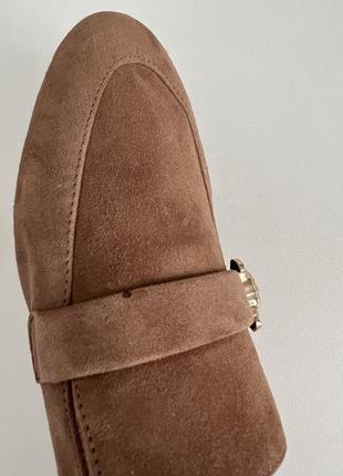 Лофери suede croissant pendant loafers dark beige / 408 фото