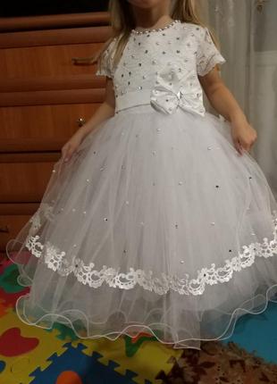 Белое пышное платье для девочки 3-4 лет1 фото