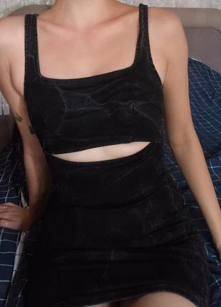 Джинсовое платье с вырезом