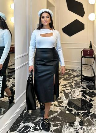 Юбка.
ткань:эко кожа. цвет: черный.
размер: 42-44;46-48;50-52;54-56.