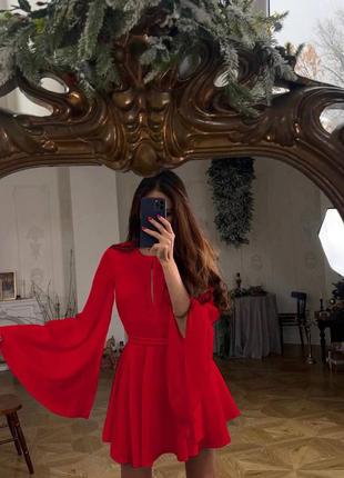 Елегантна червона легка сукня з повітряними рукавами з відкритою спиною літо тренд 2023