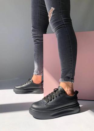 Черные кожаные кеды на высокой подошве