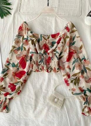 Блуза в квітку топ з обʼємними рукавами