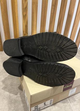 Чорні чоботи в жакейському стилі з резинкою clarks8 фото