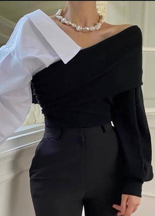 Кофта з імітацією рубашки відкриті плечі з об'ємними рукавами подвійна чорна біла з котону по фігурі трендова