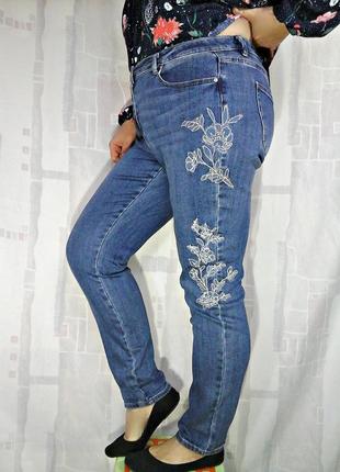Бомбезні джинси з красивою аплікацією1 фото