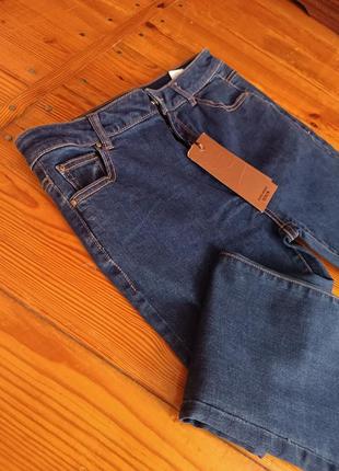 Джинсы клеш с бусинами укороченные