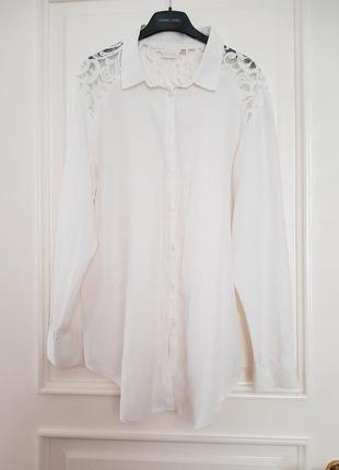 Белая шёлковая блуза сорочка с кружевной вставкой защипами на спине и перламутровыми пуговицами1 фото