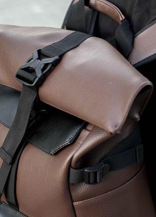Місткий рюкзак ролл топ коричневий з еко-шкіри з відділенням для ноутбука на 20-25 літрів10 фото