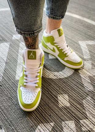 Чоловічі кросівки nike air jordan 1 mid "green python"4 фото