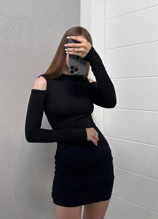 Жіноча сукня з вирізом на плечах та затяжками з боків6 фото