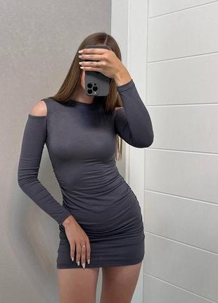 Жіноча сукня з вирізом на плечах та затяжками з боків4 фото