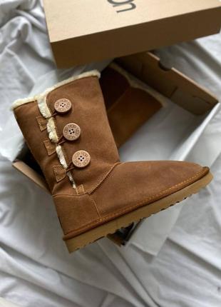 Уггі ugg bailey button triplet ii high caramel2 фото