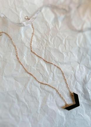 Стильна геометрична підвіска з чорним глянсовим кулоном