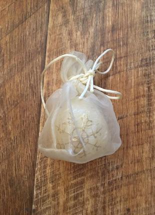 Красивая новогодняя свечка. декоративная свеча. свеча со снежинками. красивая свеча