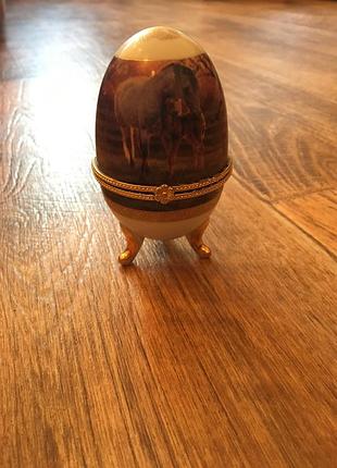 Шкатулка яйцо. шкатулка lefard.шкатулка с лошадьми