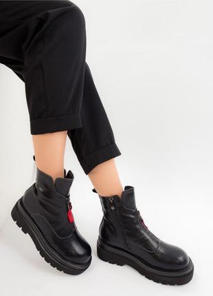 Черные осенние женские ботинки на высокой подошве2 фото