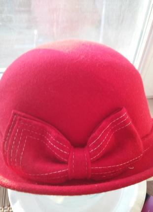 Красная шерстяная шляпка-котелок7 фото
