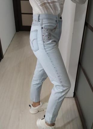 Бавовняні декоровані металевими заклепками джинси мом моми brigitte jandco. італія.4 фото