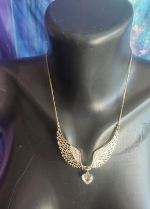 Хрупкое украшение крыла ангела с сердечником кристаллом