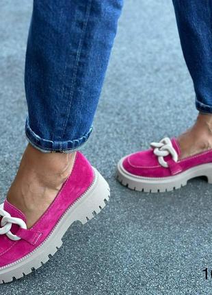 Стильні натуральні замшеві лофери кольору фуксія, жіночі комфортні туфлі з декором5 фото