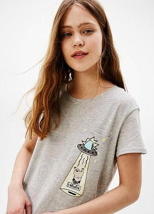 Сіра футболка з нло і мопсом від bershka