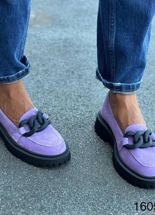 Стильні натуральні замшеві лофери фіолетового кольору, жіночі комфортні туфлі з декором