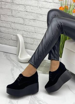 Стильні натуральні замшеві туфлі чорного кольору на платформі, жіночі туфлі на шнурівці