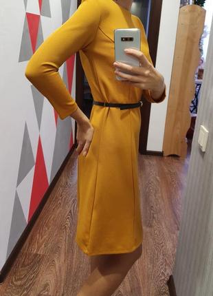 Платье горчичного цвета с поясом2 фото