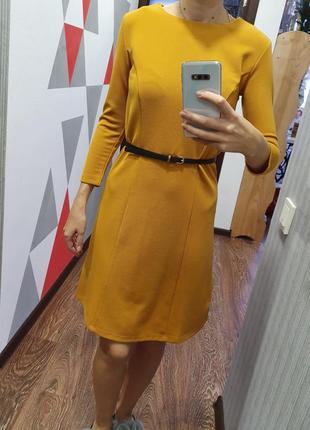 Платье горчичного цвета с поясом3 фото