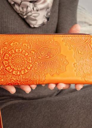 Кожаный клатч на молнии женский с орнаментом тиснением цветы оранжевый | кошелек на змейке