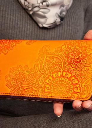 Кожаный клатч на молнии женский с орнаментом тиснением цветы оранжевый | кошелек на змейке5 фото