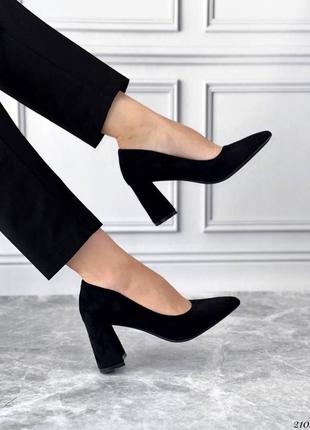 Женские черные замшевые туфли на средних квадратных каблуках7 фото