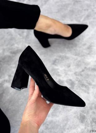 Женские черные замшевые туфли на средних квадратных каблуках4 фото