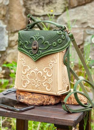 Маленька авторська сумочка-рюкзак шкіряна бежева з зеленим оливковим з орнаментом тисненням