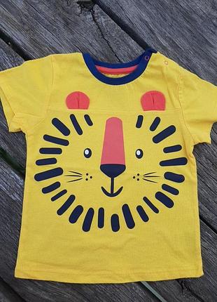 Яскрава футболка