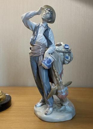 Фарфоровая статуэтка lladro «торговец».