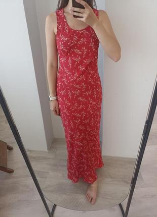Длинное красное платье