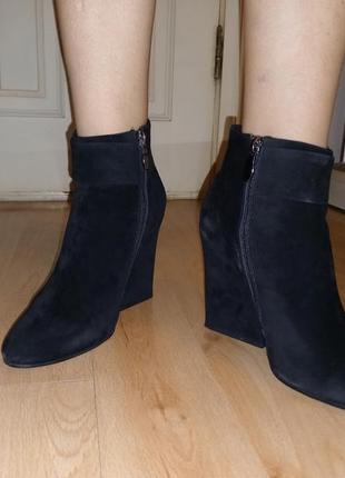 Замшевые полусапожки на тонкетке, со стразами сбоку, р. 37