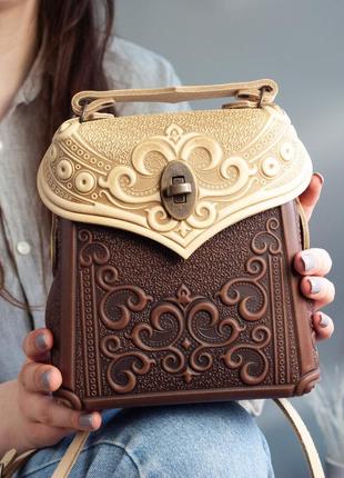 Маленька авторська сумочка-рюкзак шкіряна бежева з коричневим з орнаментом бохо