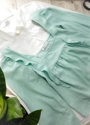 Блуза с актуальным квадратным вырезом и объемным рукавом, декорирована воланами, reserved.5 фото