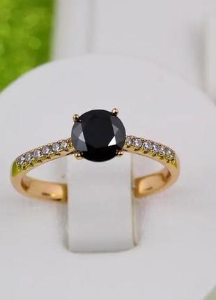 Кольцо xuping jewelry черный фианит по бокам белые камни р 17 золотистое1 фото
