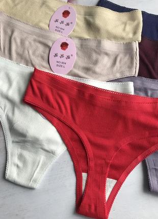 Стрінги та звичайні трусики в рубчик