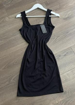 Черная мини-платье в рубчик